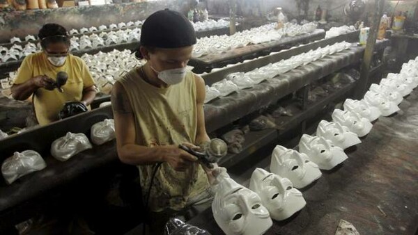 Νομίζετε ότι φορώντας αυτή τη μάσκα χτυπάτε τον καπιταλισμό; 