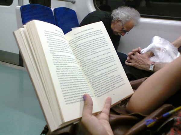 Τι διαβάζουν οι Αθηναίοι στο μετρό και το λεωφορείο;