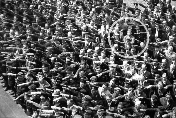 August Landmesser: Ο άντρας που αρνήθηκε να χαιρετήσει ναζιστικά
