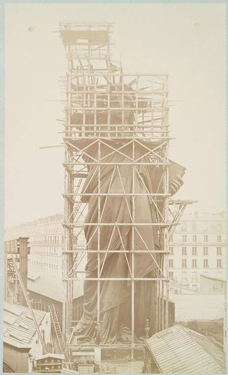 Η κατασκευή του Αγάλματος της Ελευθερίας στο Παρίσι (1883).