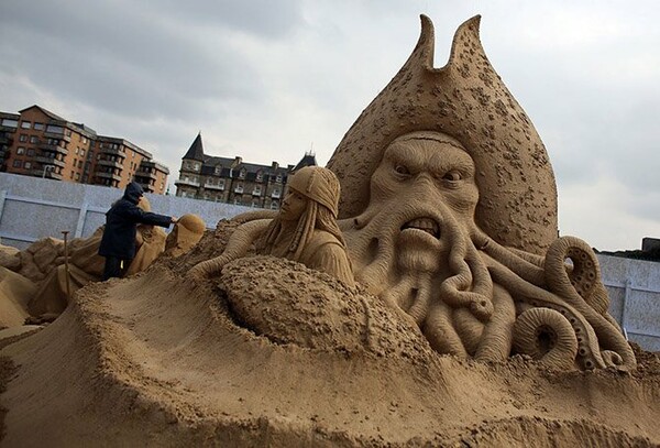 Τεράστια, εντυπωσιακά, γλυπτά από άμμο - με αέρα από Hollywood
