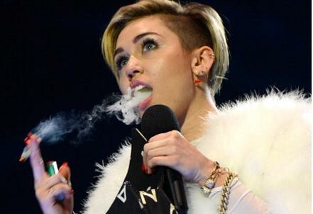 Η Miley Cyrus έσκασε μπάφο επί σκηνής