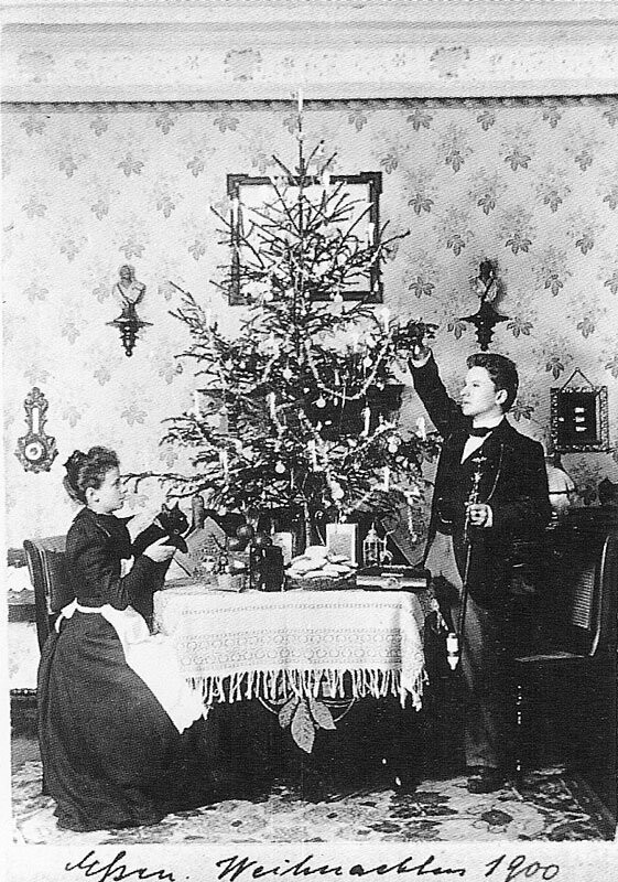 Τα Χριστουγεννιάτικα πορτρέτα ενός ζευγαριού από το 1900 έως το 1942