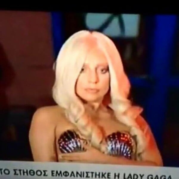 H Lady Gaga ανεβάζει γυμνές φωτογραφίες από τη σουίτα της στην Αθήνα