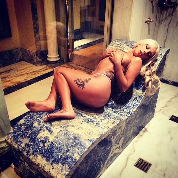 H Lady Gaga ανεβάζει γυμνές φωτογραφίες από τη σουίτα της στην Αθήνα