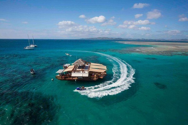 To πλωτό μπαρ στα νησιά Φίτζι
