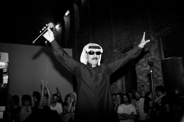 Ποιος είναι ο Omar Souleyman που παίζει αραβική techno (και σε πανηγύρια αλλά και στο Primavera);