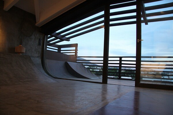 Κάπου στου Παπάγου υπάρχει ένα απίθανο loft με ράμπα για skate