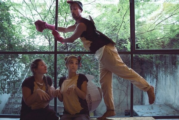 Μια ελληνική θεατρική ομάδα ταξιδεύει στο Λονδίνο για να παίξει Ντέβιντ Σεντάρις