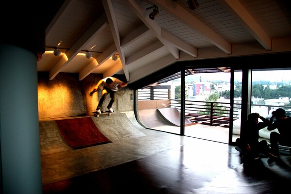 Κάπου στου Παπάγου υπάρχει ένα απίθανο loft με ράμπα για skate
