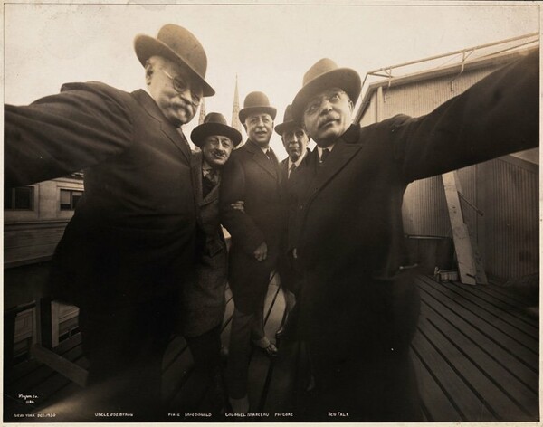 Αυτή είναι πιθανότατα η πρώτη selfie που τραβήχτηκε ποτέ (1920)