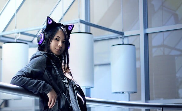 Άψογα ακουστικά με εξωτερικά ηχεία σε σχήμα αυτιών γάτας που λαμπυρίζουν