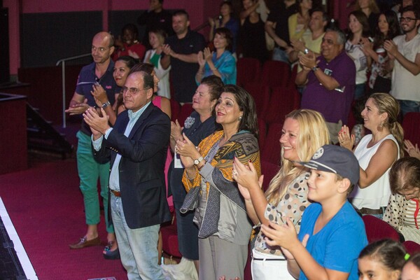 Πώς μια ομάδα ομογενών στο Ντουμπάι κατάφερε με το θέατρο να βοηθήσει τους άστεγους στην Αθήνα 