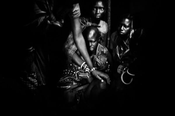Αίμα, φόβος και τελετουργία: Μάρτυρες σε μια τελετή κλειτοριδεκτομής στην Κένυα