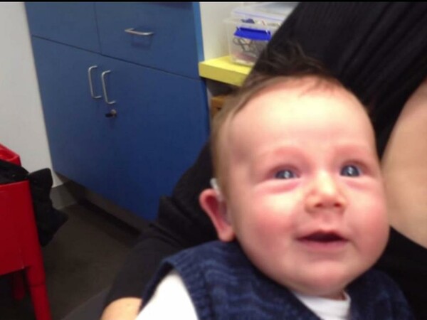 Mωρό ακούει για πρώτη φορά τις φωνές των γονιών του με τη βοήθεια ακουστικού