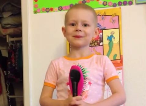 Μια συγκλονιστική 5χρονη στέλνει μήνυμα στους καρκινοπαθείς 