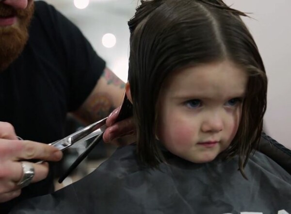 Η Emily κόβει τα μαλλιά της για τα παιδιά με καρκίνο