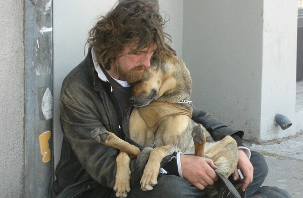 15 άστεγοι με τους σκύλους τους