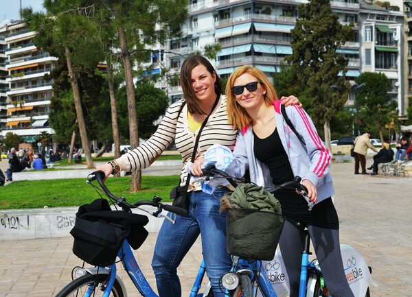 Τι δουλειά έχουν όλοι αυτοί οι φοιτητές erasmus στην παραλία της Θεσσαλονίκης;