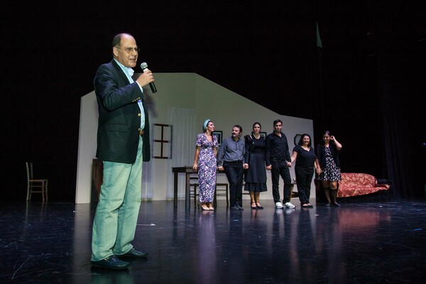 Πώς μια ομάδα ομογενών στο Ντουμπάι κατάφερε με το θέατρο να βοηθήσει τους άστεγους στην Αθήνα 