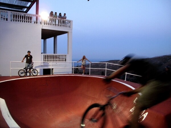 Το πρώτο ξενοδοχείο με skate και bike bowl της Ελλάδας βρίσκεται στην Άνδρο