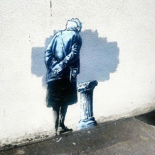O Banksy ζωγραφίζει αρχαίο κίονα στο νέο του έργο