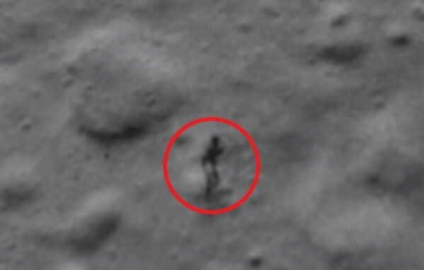 Παροξυσμός με βίντεο που δείχνει μια φιγούρα στο φεγγάρι