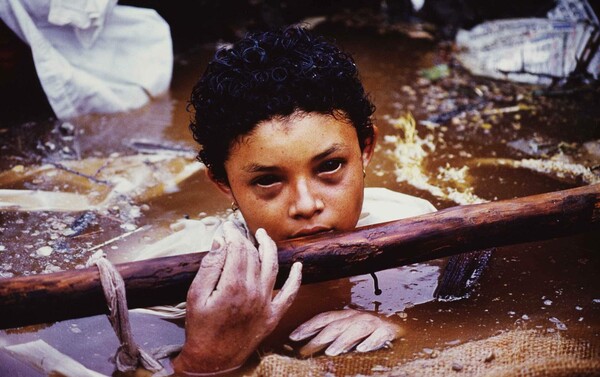 Σαν σήμερα - Αβοήθητη, μετά από τρεις ημέρες στη λάσπη, η 13χρονη Κολομβιανή Omayra Sanchez ξεψυχάει live.