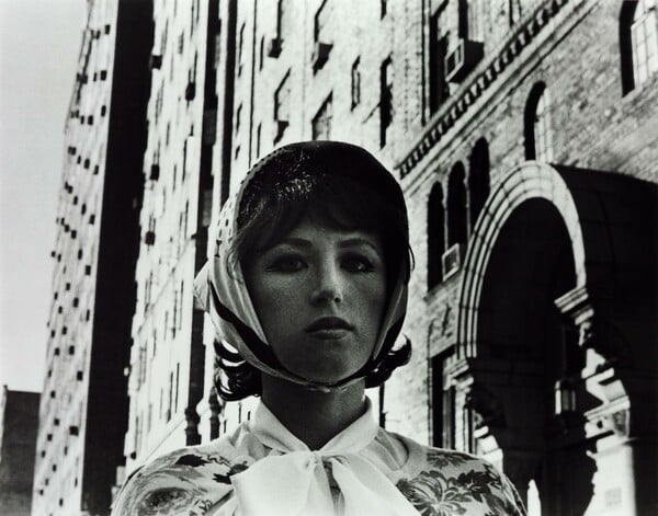 Η Cindy Sherman φωτογραφίζει τον εαυτό της.