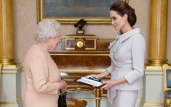 H Angelina Jolie στη Βασίλισσα