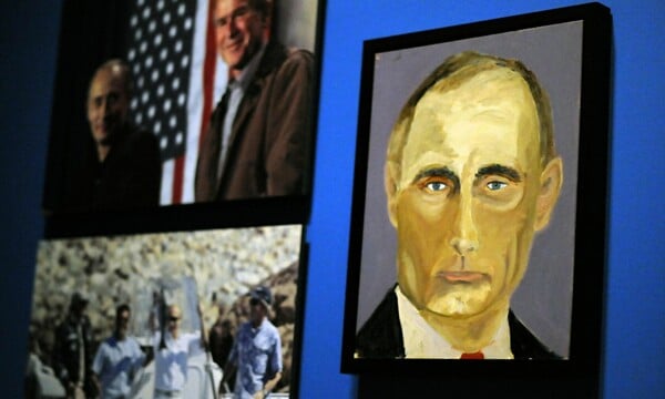 Ο Τζορτζ Μπους εκθέτει τους νέους πίνακές του