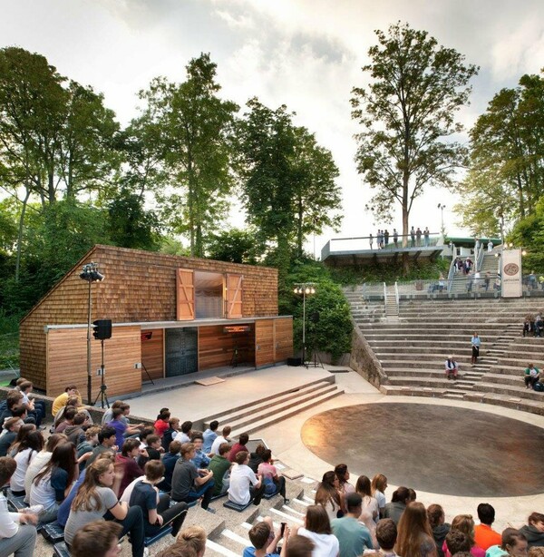 Ένα αρχαίο ελληνικό θέατρο επαναλειτουργεί στην καρδιά ενός Βρετανικού σχολείου