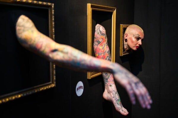 Τα ζωντανά εκθέματα με τα τατουάζ σε γκαλερί στο Λονδίνο