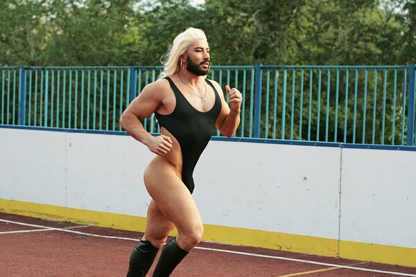 Ο γυμνός dj της Ρωσίας είναι το πιο φανταχτερό internet sensation της στιγμής (nsfw)