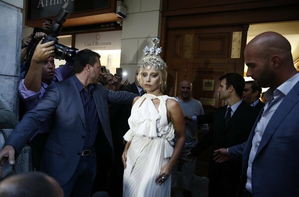 H Lady Gaga κάνει είσοδο στο ΟΑΚΑ ντυμένη αρχαία ελληνίδα