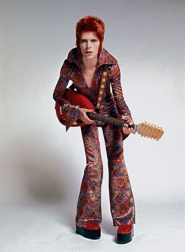 Η συναρπαστική ιστορία του Ziggy Stardust, του ανδρόγυνου ροκ σταρ από το διάστημα