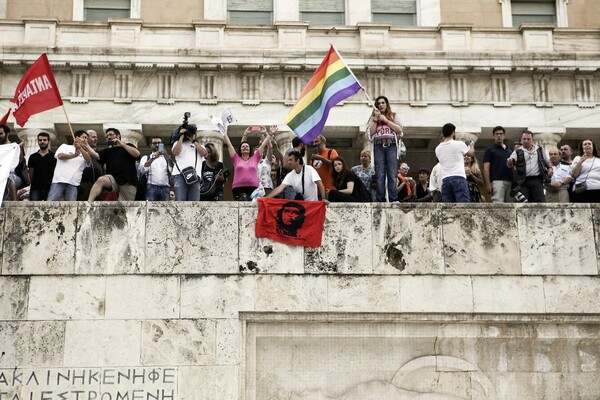 20 φωτογραφίες απ' την Διαδήλωση Συμπαράστασης στην Κυβέρνηση