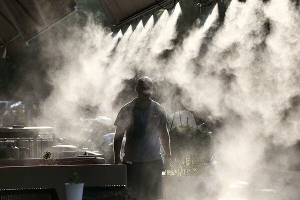 7 φωτογραφίες: Ο καύσωνας στο κέντρο της Αθήνας