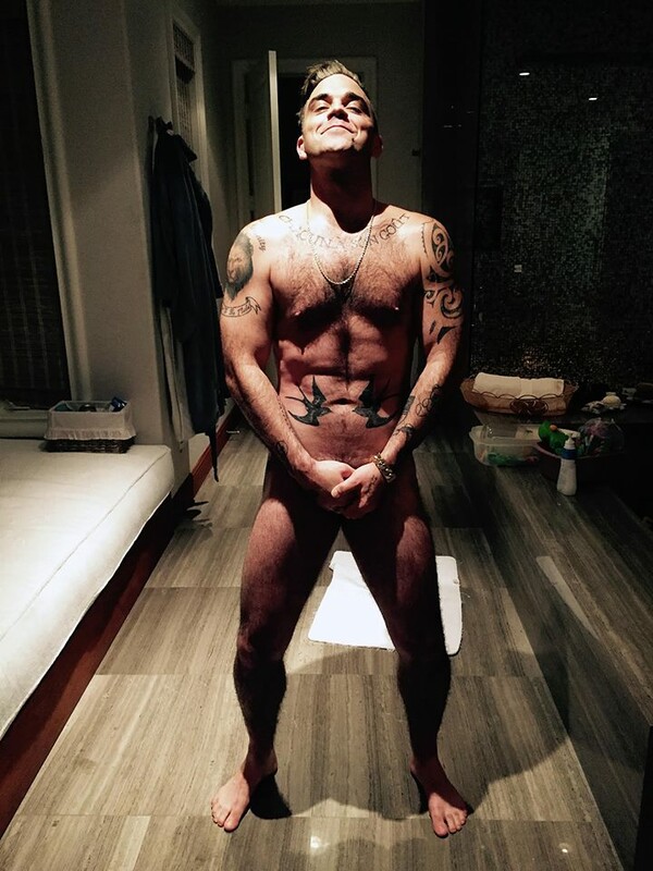 Ο Robbie Williams έχει γενέθλια και ανεβάζει γυμνές φωτογραφίες του στο Facebook