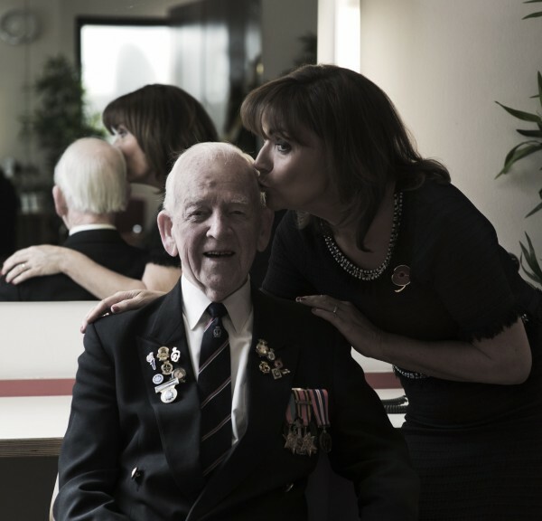 Το διάσημο φιλί του Β' Παγκοσμίου Πολέμου αναβιώνει για τα 70 χρόνια από τη λήξη του