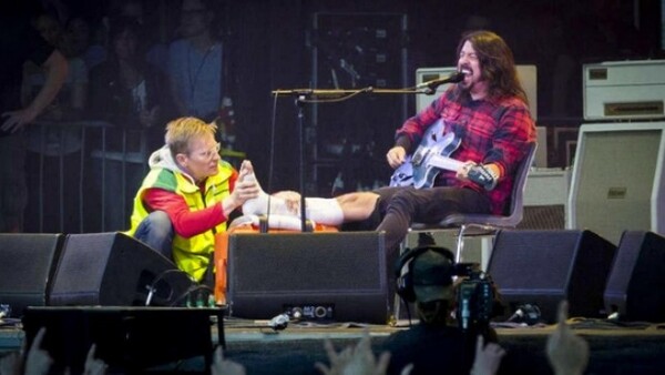 Ο Dave Grohl έσπασε το πόδι του πάνω στην σκηνή