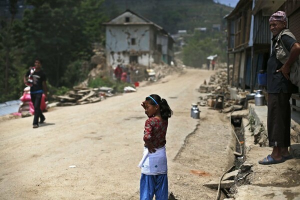 Να μη ξεχάσουμε το Νεπάλ - 20 φωτογραφίες απ' τη ζωή στα χαλάσματα