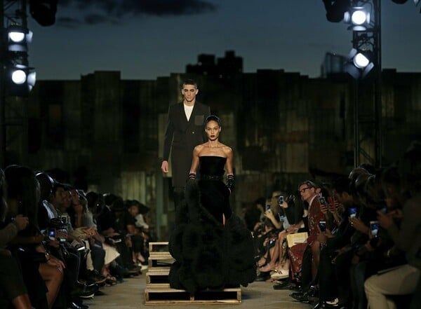 Givenchy NYFW - Η Μαρίνα Αμπράμοβιτς, ο Ρικάρντο Τίσι και η ελίτ της μόδας σε μια αποβάθρα στη Νέα Υόρκη