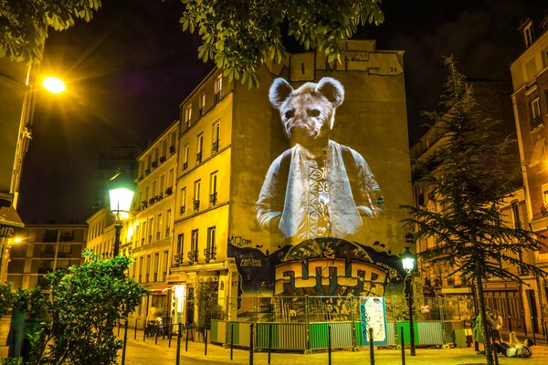 Γιγαντιαία ζώα καταλαμβάνουν το νυχτερινό Παρίσι