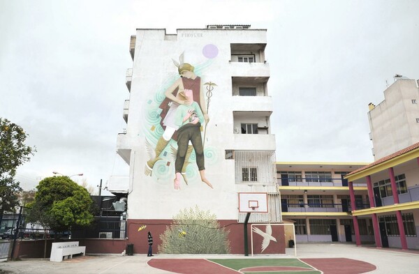 Ο Φίκος ζωγράφισε τον προαύλιο χώρο ενός δημοτικού σχολείου της Αθήνας 