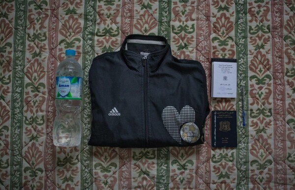 Διαβατήριο, σωσίβιο, λεμόνια: τα αντικείμενα που παίρνουν οι Σύροι πρόσφυγες στην Ευρώπη 