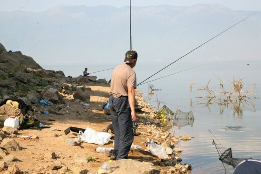 Τα μπουκάλια της ντροπής: Ένα έγκλημα στην παραδεισένια λίμνη Κερκίνη