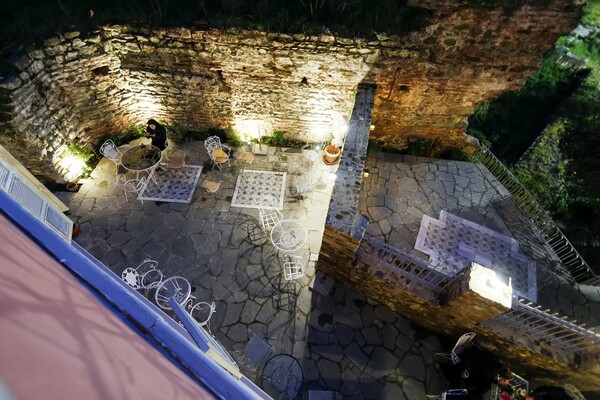 ΤΑΒΥΑ: Το εκπληκτικά ανακαινισμένο διατηρητέο της Θεσσαλονίκης που μετατράπηκε σε πολυχώρο πολιτισμού