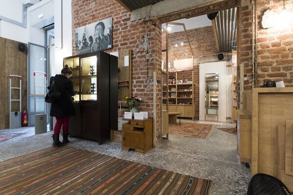 Tο νέο secret spot της Θεσσαλονίκης: Η ιστορική στοά του Παλιού Ταχυδρομείου ζωντάνεψε και προσφέρει καφέ για καλό σκοπό