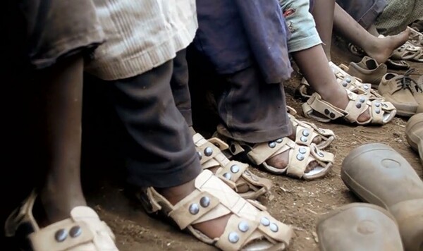 Ένα παπούτσι που μεγαλώνει νούμερα και αλλάζει εκατομμύρια ζωές